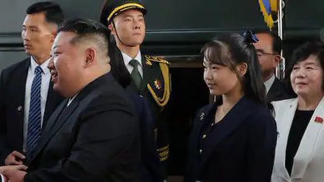رهبر کره شمالی همراه با دخترش با استقبال مقامهای چینی در پکن روبرو شد