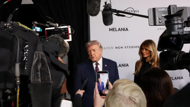 دونالد ترامپ و ملانیا در مقابل خبرنگاران 