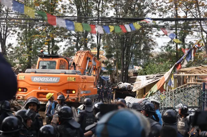 थापाथली नदी किनाराको सुकुम्बासी बस्तीमा डोजर। 