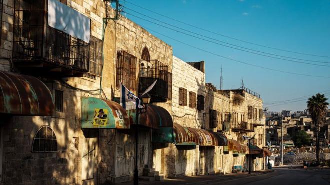Palestinos na Cidade Velha de Hebron fecharam suas janelas para se protegerem da violência