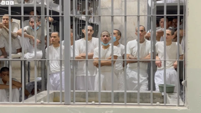 محبوسین در سلول زندان