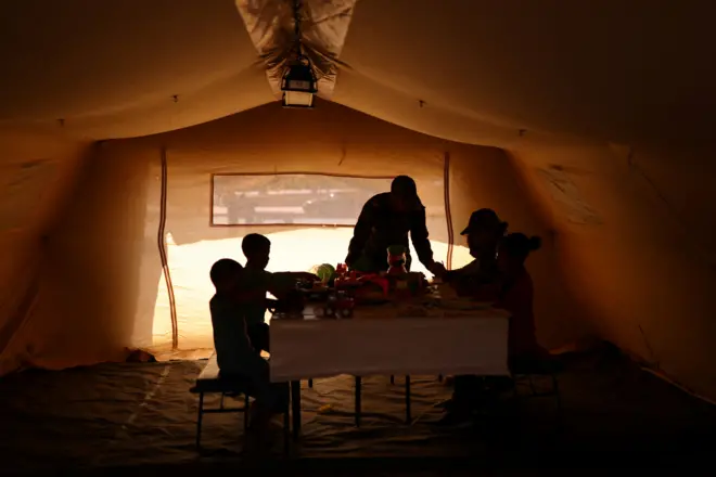 أطفال يتلقون مساعدة نفسية في مستشفى عسكري ميداني، في أعقاب الزلزال المدمر الذي ضرب مدينة أسني بالمغرب، في 13 سبتمبر/أيلول 2023