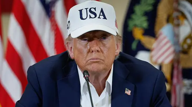 Donald Trump con una gorra que dice USA