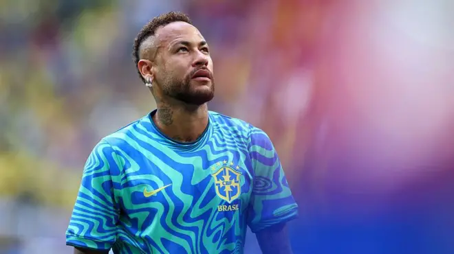  Neymar aquece antes da partida contra Escócia