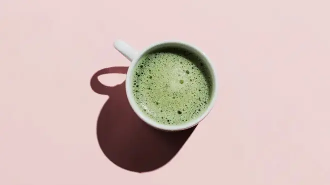 Iyadoo in ka badan 14 milyan oo qoraallo ah lasoo dhigay Instagram iyo TikTok iyadoo la adeegsanayo hashtag #matcha, matcha waxay dhaaftay inay noqoto cabitaan cusub sannadihii ugu dambeeyay waxayna noqotay sheeko madadaalo leh.