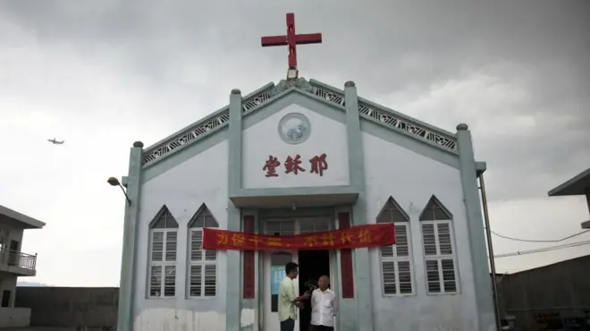 从前幅观看温州龙湾五溪耶稣堂的十字架（15/7/2014）