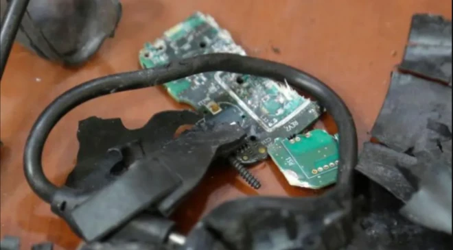 صورة التقطت في 18 أيلول/سبتمبر 2024 في الضاحية الجنوبية لبيروت تظهر بقايا جهاز بيجر منفجر. 