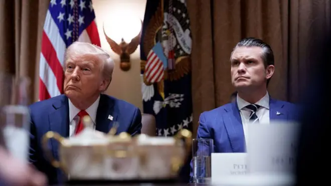 Дональд Трамп и Пит Хегсет на заседании правительства США.