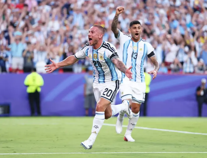 ماك أليستر يحتفل بهدف في مرمى سويسرا
