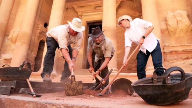 Desde la izquierda, el arqueólogo Matthew Vincent, el presentador Josh Gates y el profesor Pearce Paul Creasman en Petra en agosto.