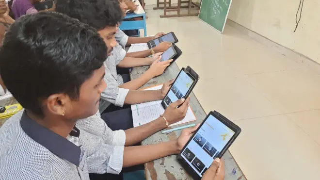 విద్యార్థుల వద్ద ట్యాబ్‌లు