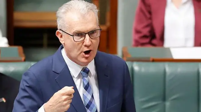 تونی بورک، وزیر کشور استرالیا