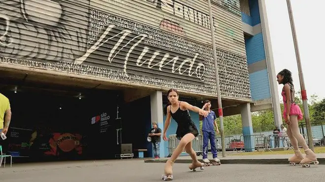 Students practice skating in the courtyard of the Parque dos Sonhos State School in Cubatão.