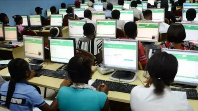 Aworan awọn akẹkọọ to n ṣe idanwo