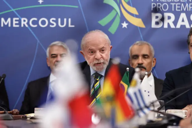 O presidente do Brasil, Luiz Inácio Lula, discursa durante reunião com países parceiros na Cúpula do Mercosul em Foz do Iguaçu, Brasil