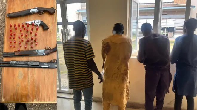 Awọn afurasi merin tiu ọlọpaa mu duro, oniruuru ibọn ati ọta ibọn wa lori tabili