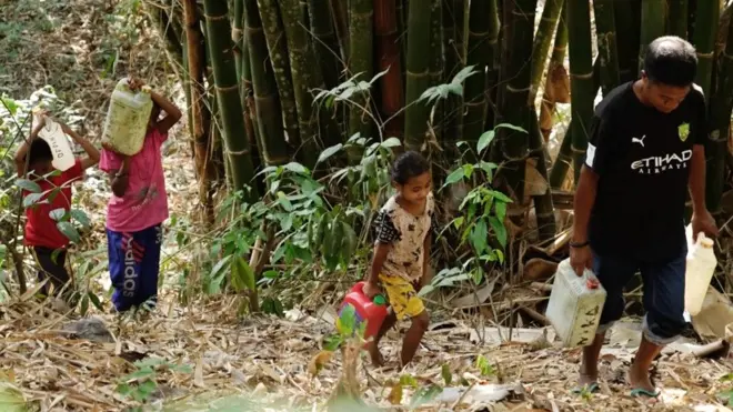 Warga di NTT harus berjalan jauh demi mencari air bersih