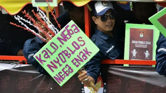 Peserta mengikuti Kirab Pemilu 2024 di Bekasi, Jawa Barat, Minggu (19/11/2023).