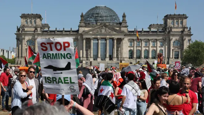 متظاهرون يحتجون على الأوضاع في غزة ويطالبون بإيقاف تسليح إسرائيل أمام مقر البرلمان في برلين في21 يونيو/حزيران 2025