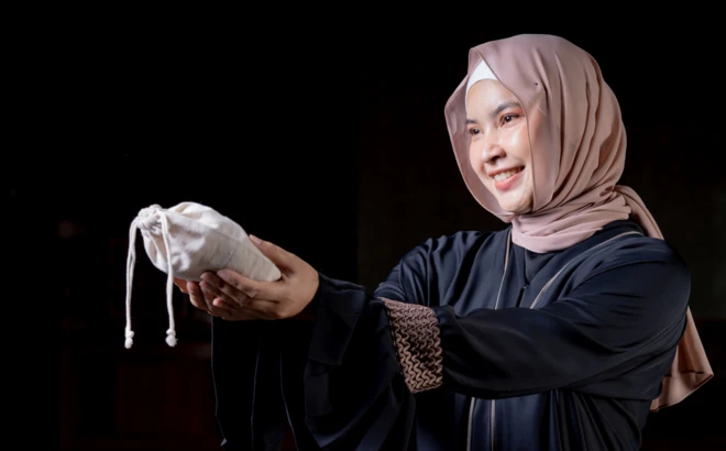 జకాత్ ఇస్తున్న మహిళ