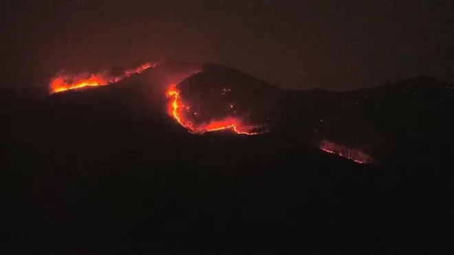 ภาพไฟไหม้บนภูเขาสูงในพื้นที่เตรียมการอุทยานแห่งชาติเขลางค์บรรพต เมื่อวันที่ 3 มี.ค. 