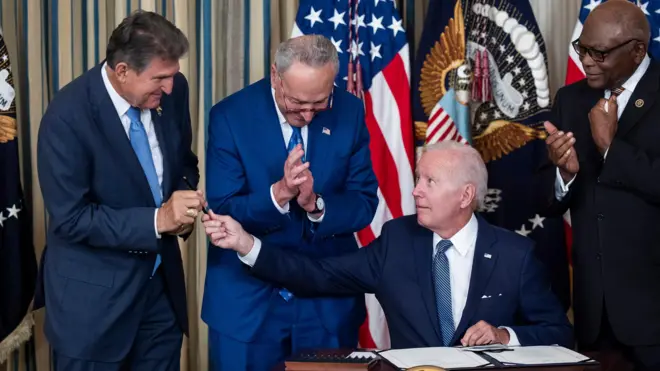 جو بایدن در کنار سناتورهای دمکرات