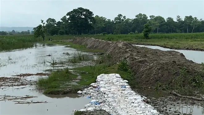 सुस्तामा स्थानीयवासीले बनाएको तटबन्ध