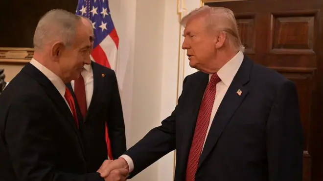 İsrail Başbakanı Binyamin Netanyahu ve ABD Başkanı Donald Trump, Beyaz Saray'da tokalaşıyor
