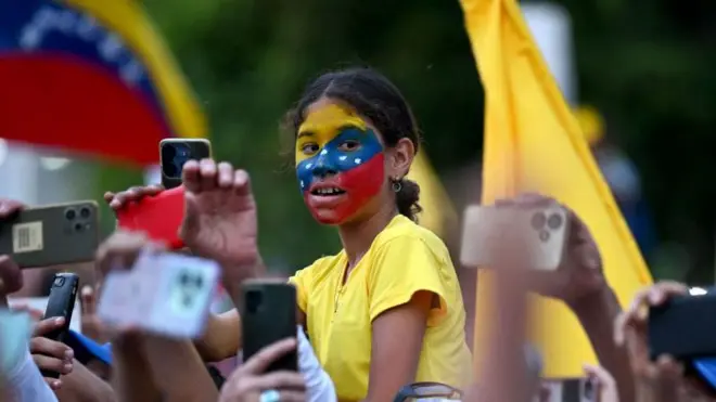 Menina com a bandeira do país desenhada no rosto