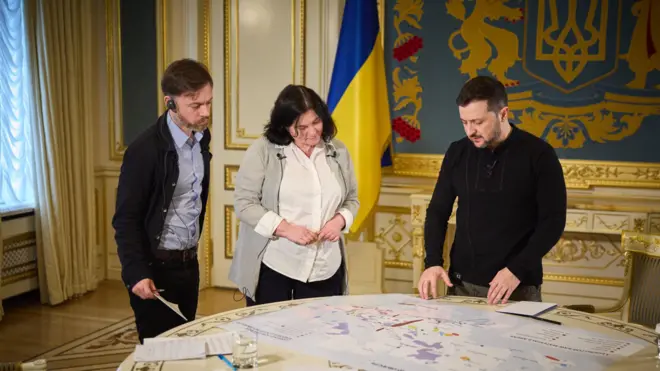 Володимир Зеленський показує карту України під час інтерв'ю з виданням Reuters