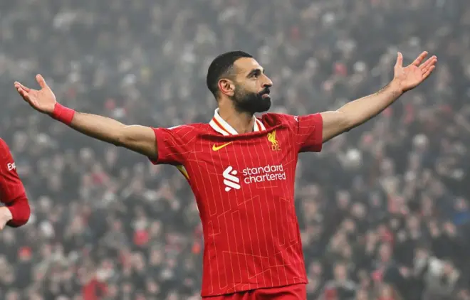 محمد صلاح لاعب ليفربول يحتفل بتسجيله الهدف الثالث لفريقه خلال مباراة الدوري الإنجليزي الممتاز بين نادي ليفربول لكرة القدم ونادي ليستر سيتي لكرة القدم على ملعب أنفيلد في 26 ديسمبر 2024