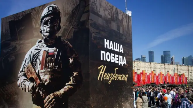 Una valla de propaganda muestra a una soldado ruso