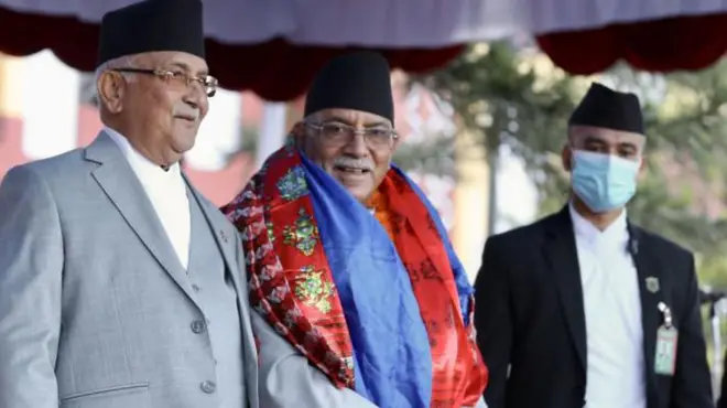 ప్రధాని ప్రచండ (మధ్యలో)