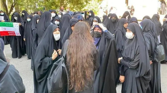 دانشجوی زن معترض بدون حجاب اجباری