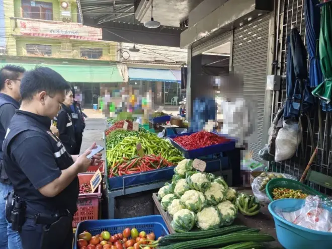 ဈေးဆိုင်တွေကို လိုက်စစ်ဆေးနေတဲ့ ထိုင်းလူဝင်မှုကြီးကြပ်ရေးတာဝန်ရှိသူတွေ