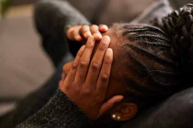 Femme qui se tient la tête