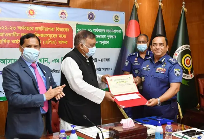 তৎকালীন আইজিপি বেনজীরকে পুরস্কার তুলে দিচ্ছেন স্বরাষ্ট্রমন্ত্রী