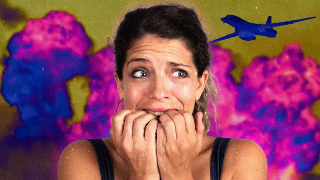 Дівчина в майці та з кільцем в носі гризе нігті, в голові - суміш страху та захвату, позаду полум'я синє та рожеве, а також літак - імітація вибухів та обстрілу