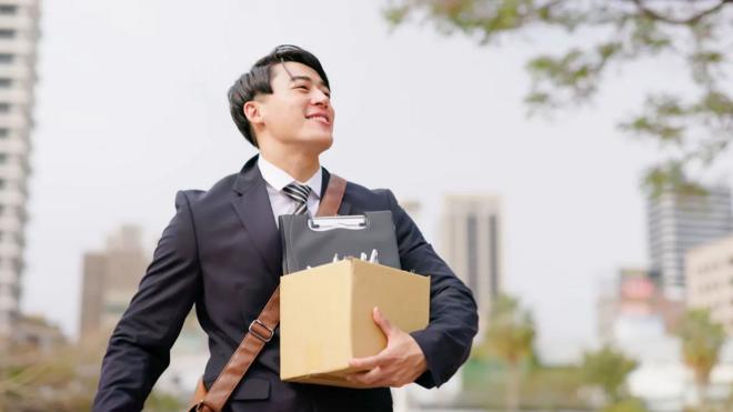 Homem com caixacasa de apostas apppertences e olhar satisfeito