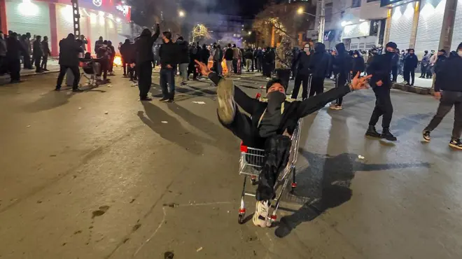 तेहरान के करमनशाह के बाज़ार में विरोध प्रदर्शन करते प्रदर्शनकारी