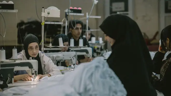 tekstil atölyesinde işçiler