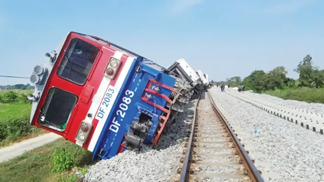 ကျောက်တံခါးရထားလမ်းပိုင်း မိုင်းခွဲဖျက်ဆီးခံရပြီးနောက် အမြန်ရထားလမ်းချော်ပြီးတိမ်းမှောက်နေတဲ့မြင်ကွင်း