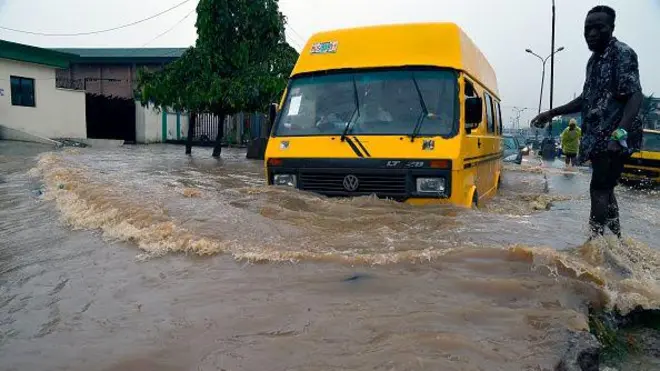 Ọkọ bọọsi akero kan ninu ẹkun omi.