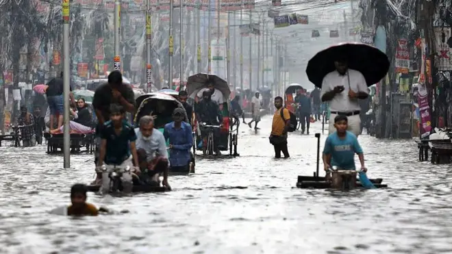 ঢাকার ধানমন্ডি এলাকার ২৭ নম্বর সড়কে রোববারের চিত্র