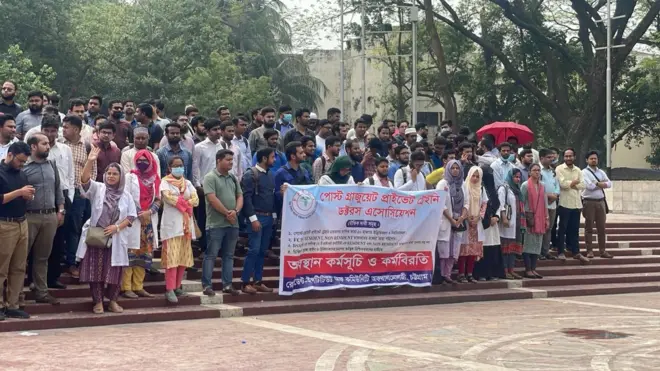 চার দাবিতে টানা চারদিন ধরে দ্বিতীয় দফায় দেশজুড়ে কর্মবিরতি পালন করছিলেন প্রাইভেট পোস্ট গ্রাজুয়েট ট্রেইনি ও ইন্টার্ন চিকিৎসকরা।