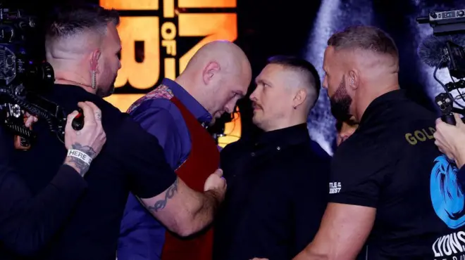 Тайсон Фьюри и Александр Усик столкнулись лбами