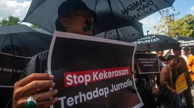 Komite Keselamatan Jurnalis mengadakan demonstrasi hari Kamis di halaman Markas Besar Kepolisian Daerah Sumatera Utara di Medan, Indonesia, pada 25 Juli 2024.