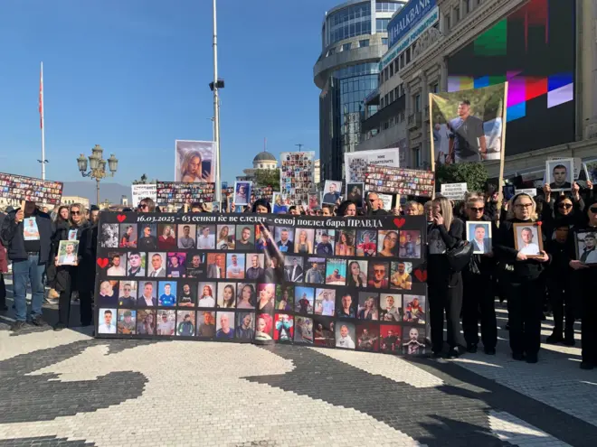 Porodice žrtava drže fotografije poginulih članova porodice