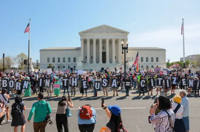 تجمع حامیان حق تولد و شهروندی آمریکا در مقابل دیوان عالی ایالات متحده
