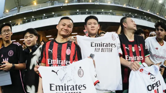 手拿球衫的AC米兰球迷